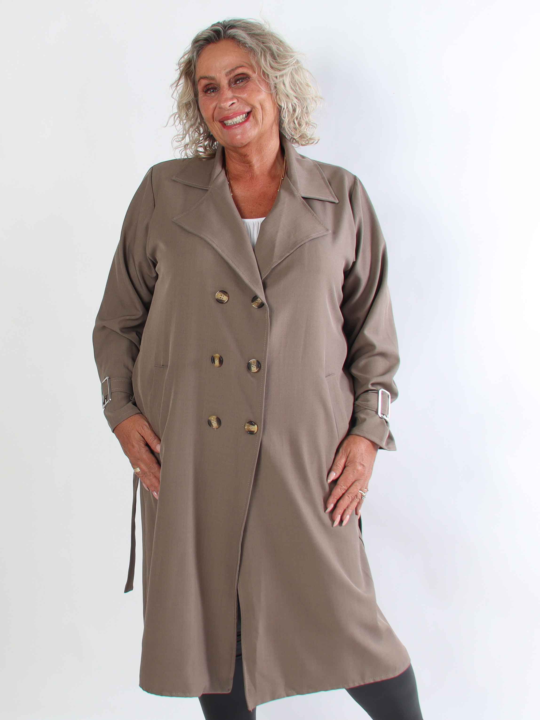 Sharpay 2.0 – Lätt plus size trenchcoat med knytskärp